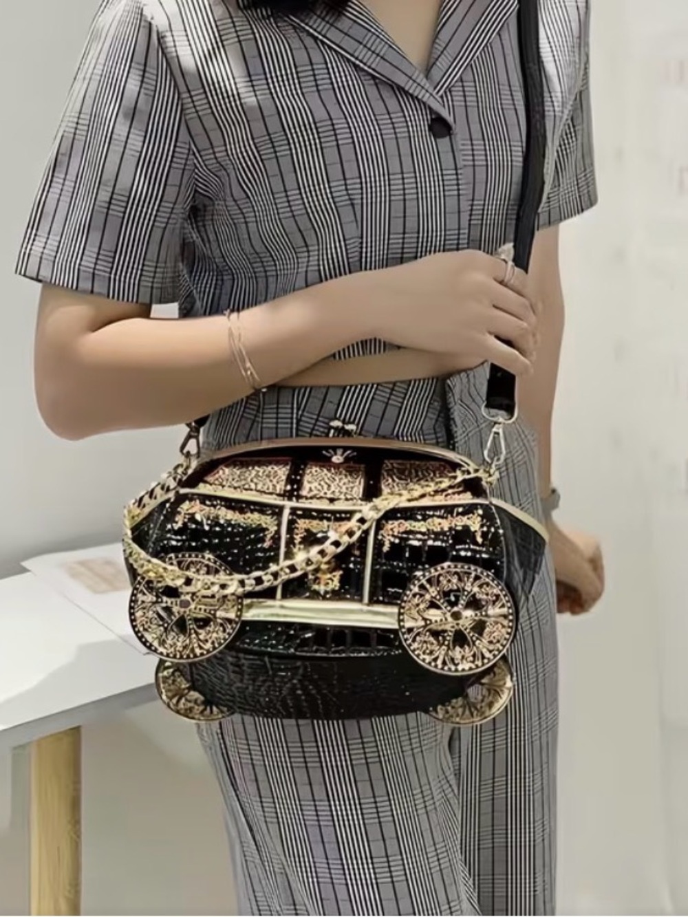 Vintage Style Horse Carriage Bag White Chain Crossbody Statement Purse - Picture 5 of 6